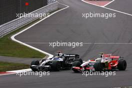 12.10.2008 Gotemba, Japan,  Nico Rosberg (GER), Williams F1 Team, Giancarlo Fisichella (ITA), Force India F1 Team  - Formula 1 World Championship, Rd 16, Japanese Grand Prix, Sunday Race