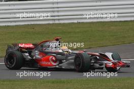 12.10.2008 Gotemba, Japan,  Felipe Massa (BRA), Scuderia Ferrari, F2008 and Lewis Hamilton (GBR), McLaren Mercedes, MP4-23 - Formula 1 World Championship, Rd 16, Japanese Grand Prix, Sunday Race