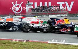 12.10.2008 Gotemba, Japan,  Kazuki Nakajima (JPN), Williams F1 Team and David Coulthard (GBR), Red Bull Racing - Formula 1 World Championship, Rd 16, Japanese Grand Prix, Sunday Race