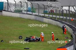 12.10.2008 Gotemba, Japan,  A heavy crash for David Coulthard (GBR), Red Bull Racing - Formula 1 World Championship, Rd 16, Japanese Grand Prix, Sunday Race