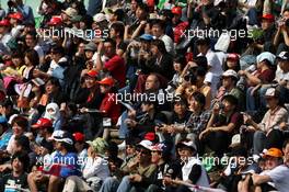 11.10.2008 Gotemba, Japan,  Fans watch qualifying - Formula 1 World Championship, Rd 16, Japanese Grand Prix, Saturday Qualifying