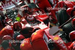 11.10.2008 Gotemba, Japan,  Kimi Raikkonen (FIN), Räikkönen, Scuderia Ferrari during pitstop - Formula 1 World Championship, Rd 16, Japanese Grand Prix, Saturday Qualifying