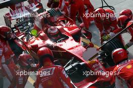 11.10.2008 Gotemba, Japan,  Kimi Raikkonen (FIN), Räikkönen, Scuderia Ferrari during pitstop - Formula 1 World Championship, Rd 16, Japanese Grand Prix, Saturday Qualifying
