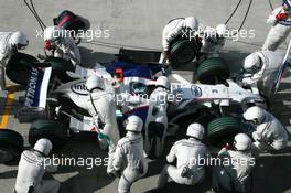 11.10.2008 Gotemba, Japan,  Nick Heidfeld (GER), BMW Sauber F1 Team during pitstop - Formula 1 World Championship, Rd 16, Japanese Grand Prix, Saturday Qualifying