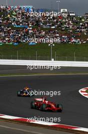 11.10.2008 Gotemba, Japan,  Kimi Raikkonen (FIN), Räikkönen, Scuderia Ferrari, F2008 leads David Coulthard (GBR), Red Bull Racing, RB4 - Formula 1 World Championship, Rd 16, Japanese Grand Prix, Saturday Qualifying