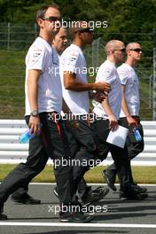 09.10.2008 Gotemba, Japan, Lewis Hamilton (GBR), McLaren Mercedes and his engineers - Formula 1 World Championship, Rd 16, Japanese Grand Prix, Thursday