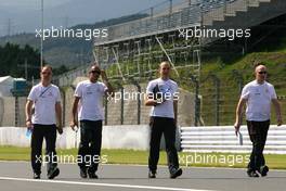 09.10.2008 Gotemba, Japan, Lewis Hamilton (GBR), McLaren Mercedes and his engineers - Formula 1 World Championship, Rd 16, Japanese Grand Prix, Thursday