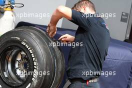 09.10.2008 Gotemba, Japan, Scuderia Toro Rosso, preparing tyres - Formula 1 World Championship, Rd 16, Japanese Grand Prix, Thursday