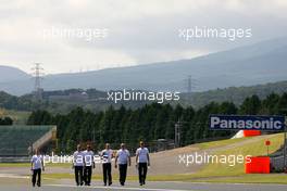 09.10.2008 Gotemba, Japan, Lewis Hamilton (GBR), McLaren Mercedes and his engineers - Formula 1 World Championship, Rd 16, Japanese Grand Prix, Thursday