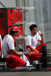09.10.2008 Gotemba, Japan, Toyota F1 Team mechanics - Formula 1 World Championship, Rd 16, Japanese Grand Prix, Thursday