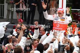 25.05.2008 Monte Carlo, Monaco,  1st place Lewis Hamilton (GBR), McLaren Mercedes and celebrates with the team - Formula 1 World Championship, Rd 6, Monaco Grand Prix, Sunday Podium