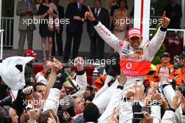 25.05.2008 Monte Carlo, Monaco,  1st place Lewis Hamilton (GBR), McLaren Mercedes and celebrates with the team - Formula 1 World Championship, Rd 6, Monaco Grand Prix, Sunday Podium