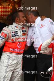 25.05.2008 Monte Carlo, Monaco,  1st place Lewis Hamilton (GBR), McLaren Mercedes with Ron Dennis (GBR), McLaren, Team Principal, Chairman - Formula 1 World Championship, Rd 6, Monaco Grand Prix, Sunday Podium