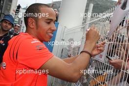 25.05.2008 Monte Carlo, Monaco,  Lewis Hamilton (GBR), McLaren Mercedes, signs autographs - Formula 1 World Championship, Rd 6, Monaco Grand Prix, Sunday Podium