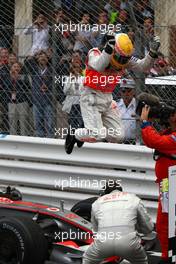 25.05.2008 Monte Carlo, Monaco,  1st place Lewis Hamilton (GBR), McLaren Mercedes jumps from his car  - Formula 1 World Championship, Rd 6, Monaco Grand Prix, Sunday Podium