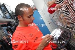 25.05.2008 Monte Carlo, Monaco,  Lewis Hamilton (GBR), McLaren Mercedes, signs autographs - Formula 1 World Championship, Rd 6, Monaco Grand Prix, Sunday Podium