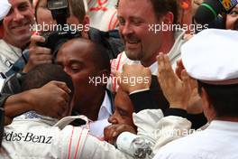 25.05.2008 Monte Carlo, Monaco,  Anthony Hamilton (GBR), Father of Lewis Hamilton kisses his son 1st place Lewis Hamilton (GBR), McLaren Mercedes - Formula 1 World Championship, Rd 6, Monaco Grand Prix, Sunday Podium