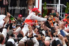 25.05.2008 Monte Carlo, Monaco,  1st place Lewis Hamilton (GBR), McLaren Mercedes and celebrates with the team - Formula 1 World Championship, Rd 6, Monaco Grand Prix, Sunday Podium