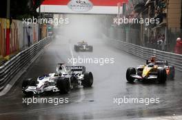 25.05.2008 Monte Carlo, Monaco,  Nick Heidfeld (GER), BMW Sauber F1 Team leads Fernando Alonso (ESP), Renault F1 Team - Formula 1 World Championship, Rd 6, Monaco Grand Prix, Sunday Race