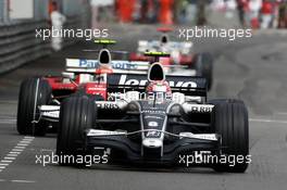 25.05.2008 Monte Carlo, Monaco,  Kazuki Nakajima (JPN), Williams F1 Team leads Timo Glock (GER), Toyota F1 Team - Formula 1 World Championship, Rd 6, Monaco Grand Prix, Sunday Race