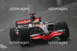 25.05.2008 Monte Carlo, Monaco,  Lewis Hamilton (GBR), McLaren Mercedes, MP4-23, broken wheel and flat tyre - Formula 1 World Championship, Rd 6, Monaco Grand Prix, Sunday Race