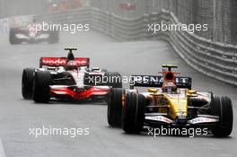 25.05.2008 Monte Carlo, Monaco,  Nelson Piquet Jr (BRA), Renault F1 Team leads Heikki Kovalainen (FIN), McLaren Mercedes - Formula 1 World Championship, Rd 6, Monaco Grand Prix, Sunday Race