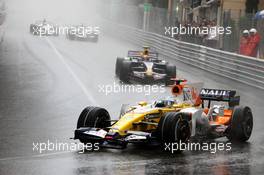 25.05.2008 Monte Carlo, Monaco,  Fernando Alonso (ESP), Renault F1 Team leads Mark Webber (AUS), Red Bull Racing - Formula 1 World Championship, Rd 6, Monaco Grand Prix, Sunday Race