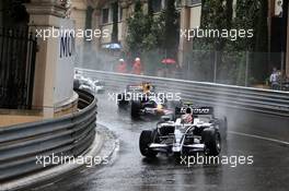 25.05.2008 Monte Carlo, Monaco,  Kazuki Nakajima (JPN), Williams F1 Team leads David Coulthard (GBR), Red Bull Racing - Formula 1 World Championship, Rd 6, Monaco Grand Prix, Sunday Race