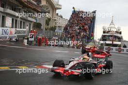 25.05.2008 Monte Carlo, Monaco,  Lewis Hamilton (GBR), McLaren Mercedes, MP4-23 and Kimi Raikkonen (FIN), Räikkönen, Scuderia Ferrari, F2008 - Formula 1 World Championship, Rd 6, Monaco Grand Prix, Sunday Race