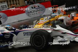 25.05.2008 Monte Carlo, Monaco,  Fernando Alonso (ESP), Renault F1 Team, R28, hits Nick Heidfeld (GER), BMW Sauber F1 Team, F1.08 - Formula 1 World Championship, Rd 6, Monaco Grand Prix, Sunday Race