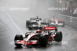 25.05.2008 Monte Carlo, Monaco,  Heikki Kovalainen (FIN), McLaren Mercedes leads Nico Rosberg (GER), WilliamsF1 Team - Formula 1 World Championship, Rd 6, Monaco Grand Prix, Sunday Race