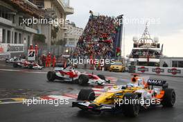 25.05.2008 Monte Carlo, Monaco,  Fernando Alonso (ESP), Renault F1 Team, R28 and Jarno Trulli (ITA), Toyota Racing, TF108 - Formula 1 World Championship, Rd 6, Monaco Grand Prix, Sunday Race