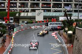 25.05.2008 Monte Carlo, Monaco,  Jarno Trulli (ITA), Toyota Racing leads Nelson Piquet Jr (BRA), Renault F1 Team - Formula 1 World Championship, Rd 6, Monaco Grand Prix, Sunday Race