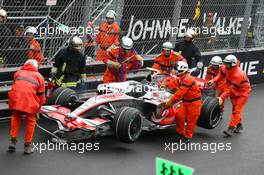 24.05.2008 Monte Carlo, Monaco,  Marshalls push back Heikki Kovalainen (FIN), McLaren Mercedes - Formula 1 World Championship, Rd 6, Monaco Grand Prix, Saturday Practice