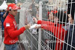 24.05.2008 Monte Carlo, Monaco,  Felipe Massa (BRA), Scuderia Ferrari, signing autographs - Formula 1 World Championship, Rd 6, Monaco Grand Prix, Saturday