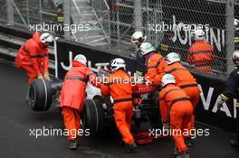 24.05.2008 Monte Carlo, Monaco,  Marshalls remove the car of Heikki Kovalainen (FIN), McLaren Mercedes - Formula 1 World Championship, Rd 6, Monaco Grand Prix, Saturday Practice