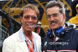 25.05.2008 Monte Carlo, Monaco,  Cliff Richard and Dr. Mario Theissen (GER), BMW Sauber F1 Team, BMW Motorsport Director - Formula 1 World Championship, Rd 6, Monaco Grand Prix, Sunday