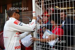 22.05.2008 Monte Carlo, Monaco,  Lewis Hamilton (GBR), McLaren Mercedes, signs autographs - Formula 1 World Championship, Rd 6, Monaco Grand Prix, Thursday