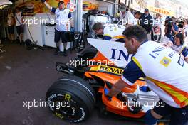 22.05.2008 Monte Carlo, Monaco,  Fernando Alonso (ESP), Renault F1 Team comes into the pits without his rear wing - Formula 1 World Championship, Rd 6, Monaco Grand Prix, Thursday Practice
