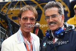 25.05.2008 Monte Carlo, Monaco,  Cliff Richard with Dr. Mario Theissen (GER), BMW Sauber F1 Team, BMW Motorsport Director - Formula 1 World Championship, Rd 6, Monaco Grand Prix, Sunday