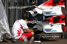 21.05.2008 Monte Carlo, Monaco,  Toyota F1 team mechanic - Formula 1 World Championship, Rd 6, Monaco Grand Prix, Wednesday