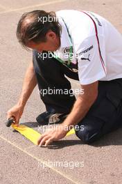 21.05.2008 Monte Carlo, Monaco,  Sauber BMW F1 Team mechanic - Formula 1 World Championship, Rd 6, Monaco Grand Prix, Wednesday