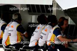 21.03.2008 Kuala Lumpur, Malaysia,  Renault F1 Team, personnel on the pitwall - Formula 1 World Championship, Rd 2, Malaysian Grand Prix, Friday Practice