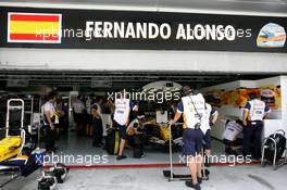 21.03.2008 Kuala Lumpur, Malaysia,  Fernando Alonso (ESP), Renault F1 Team, R28, garage - Formula 1 World Championship, Rd 2, Malaysian Grand Prix, Friday Practice