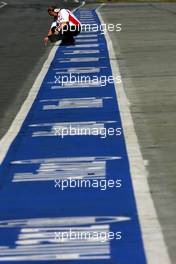 21.03.2008 Kuala Lumpur, Malaysia,  Bridgestone technician - Formula 1 World Championship, Rd 2, Malaysian Grand Prix, Friday Practice
