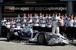21.03.2008 Kuala Lumpur, Malaysia,  BMW Sauber F1 Team, Team Photo, Robert Kubica (POL),  BMW Sauber F1 Team - Formula 1 World Championship, Rd 2, Malaysian Grand Prix, Friday