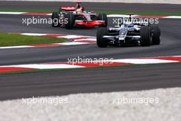 21.03.2008 Kuala Lumpur, Malaysia,  Nico Rosberg (GER), Williams F1 Team, Lewis Hamilton (GBR), McLaren Mercedes - Formula 1 World Championship, Rd 2, Malaysian Grand Prix, Friday Practice