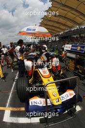 23.03.2008 Kuala Lumpur, Malaysia,  Nelson Piquet Jr (BRA), Renault F1 Team, R28 - Formula 1 World Championship, Rd 2, Malaysian Grand Prix, Sunday Pre-Race Grid