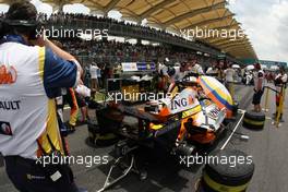 23.03.2008 Kuala Lumpur, Malaysia,  Nelson Piquet Jr (BRA), Renault F1 Team, R28 - Formula 1 World Championship, Rd 2, Malaysian Grand Prix, Sunday Pre-Race Grid