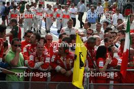 23.03.2008 Kuala Lumpur, Malaysia,  Scuderia Ferrari wait for Kimi Raikkonen (FIN), Räikkönen, Scuderia Ferrari to come onto the podium - Formula 1 World Championship, Rd 2, Malaysian Grand Prix, Sunday Podium
